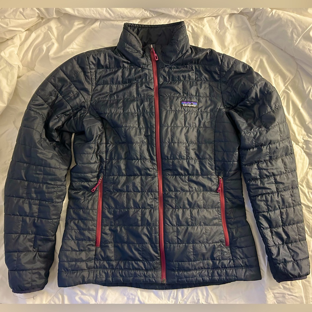 Size M women’s Patagonia Nano Puff jacket. Great condition.